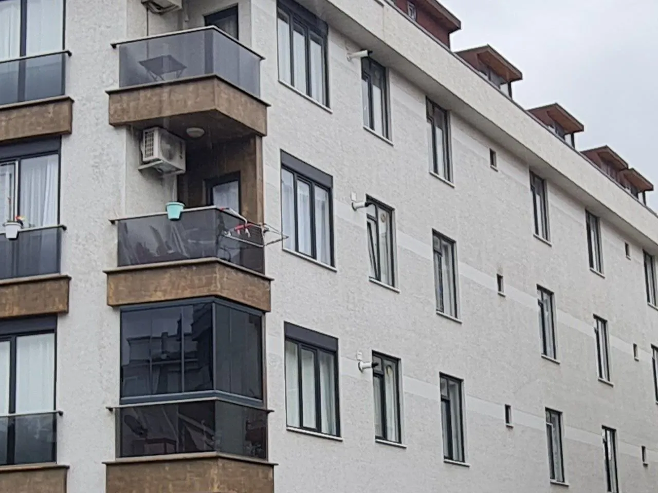 Çamlık Apartmanı balkon ve pencere detayı