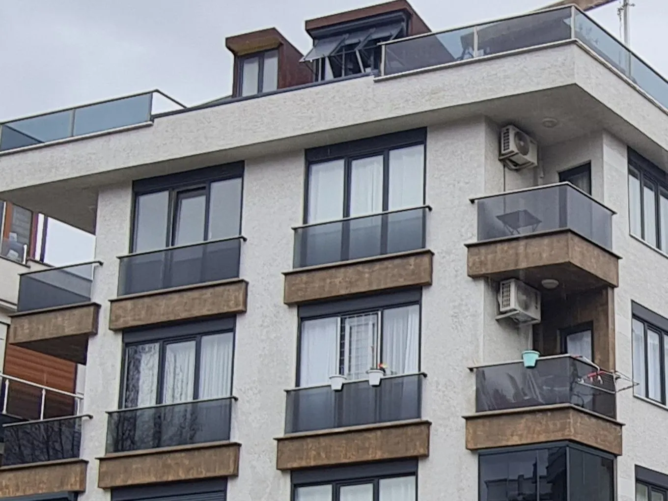 Çamlık Apartmanı çatı katı teras ve çatı pencereleri