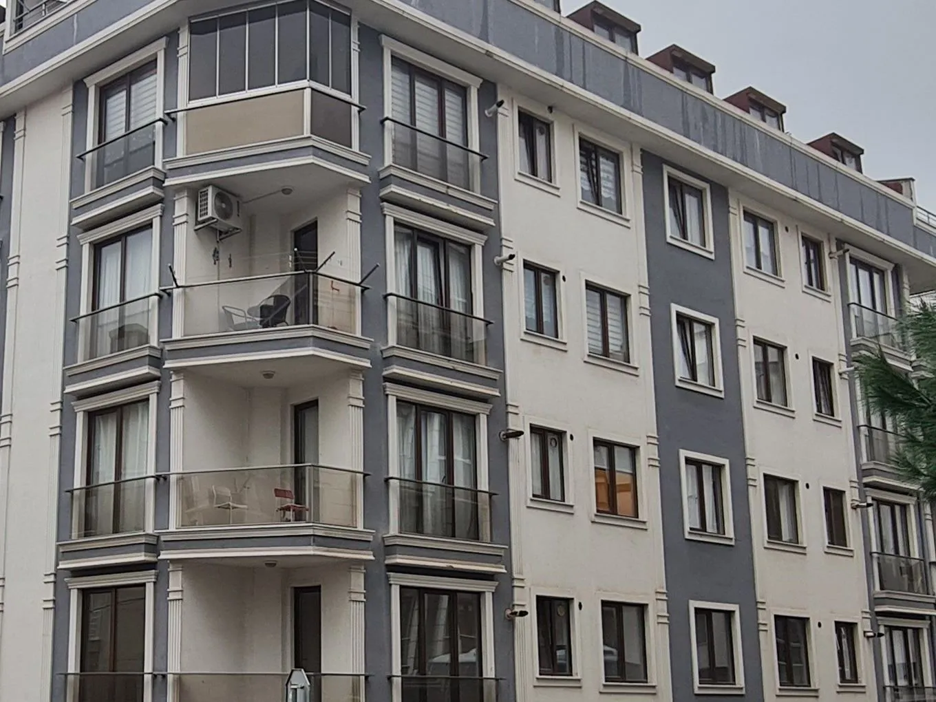 Girne Evleri balkon ve gri bant detayı