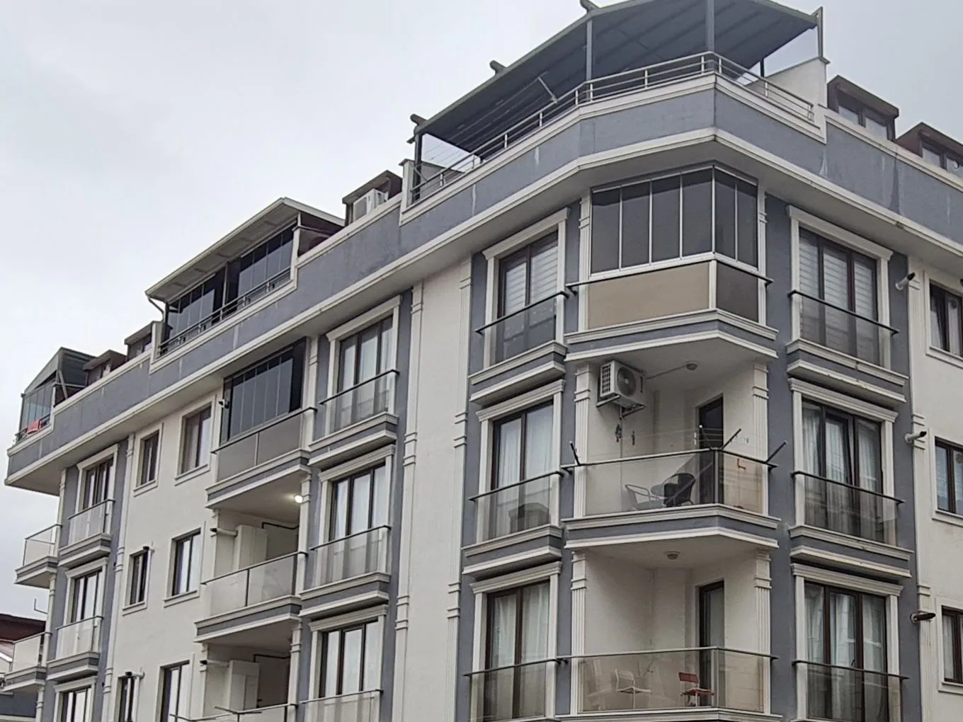 Girne Evleri çatı terası ve çatı pencereleri