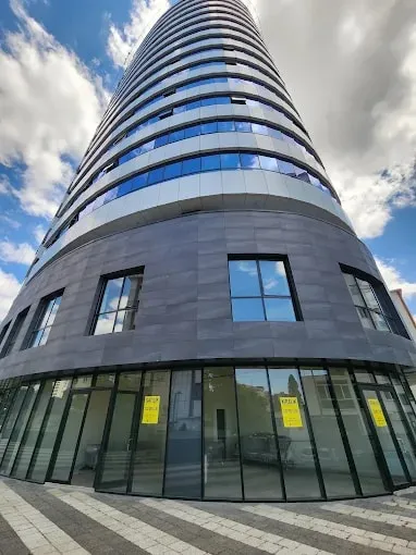 Nursanlar Plaza ofis binası, zemin kat girişi