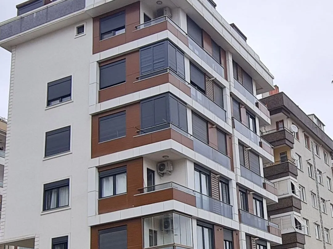 Örtülü Apartmanı ahşap tonlu balkon bantları detayı